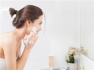 Phải làm gì khi da mặt bị khô sần và ngứa?